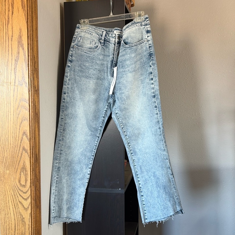 NWT Vigoss Miley Pop Crop Size 32 (14) LightWash Denim Jean with Distressed Hem